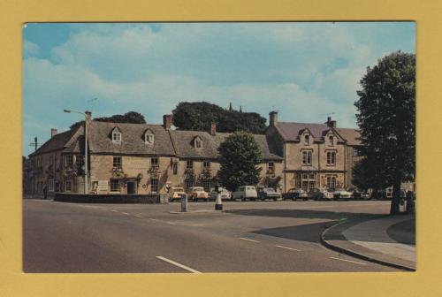 `Fosse Way & Unicorn Hotel, Stow-on-the-Wold` - Postally Unused - Plastichrome Postcard.