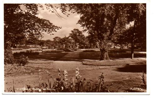 `Victoria Park, Widnes, K.6741` - Cheshire - Postally Unused - Valentine & Sons Ltd Postcard